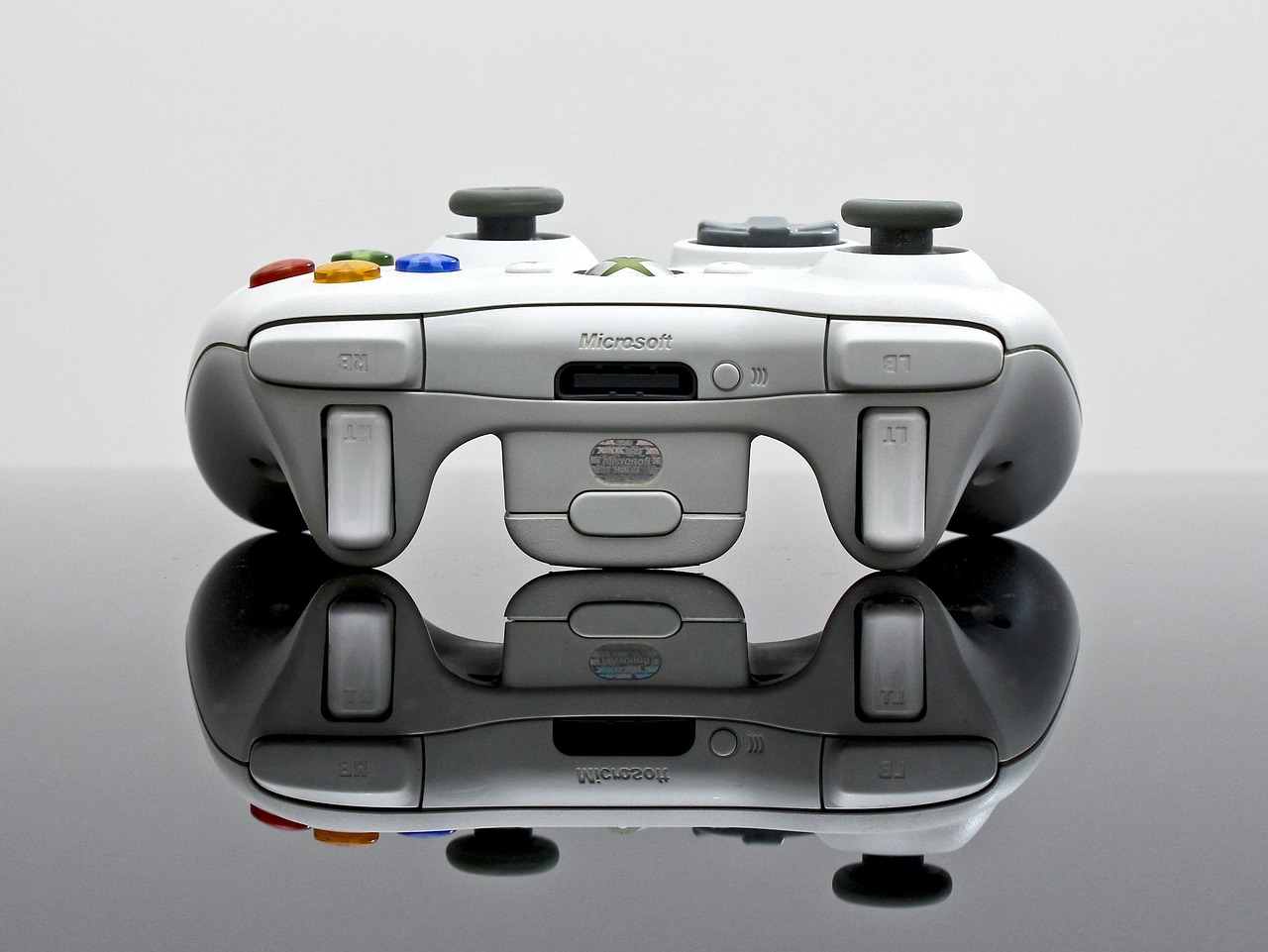 Xbox新款手柄引领游戏控制革新，重磅更新揭秘