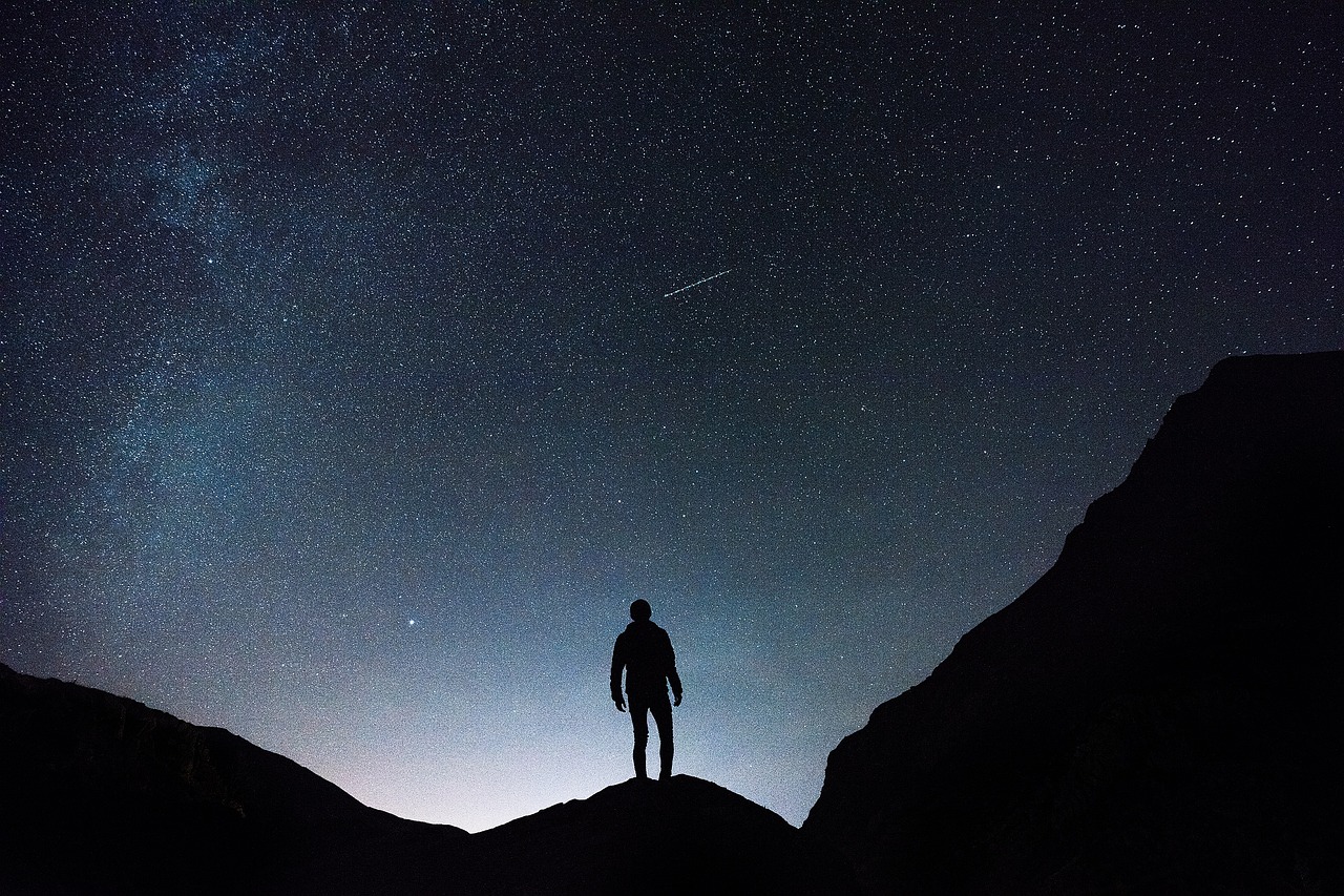 永恒星辰陨落，艺术传奇不朽，缅怀逝去的明星巨星